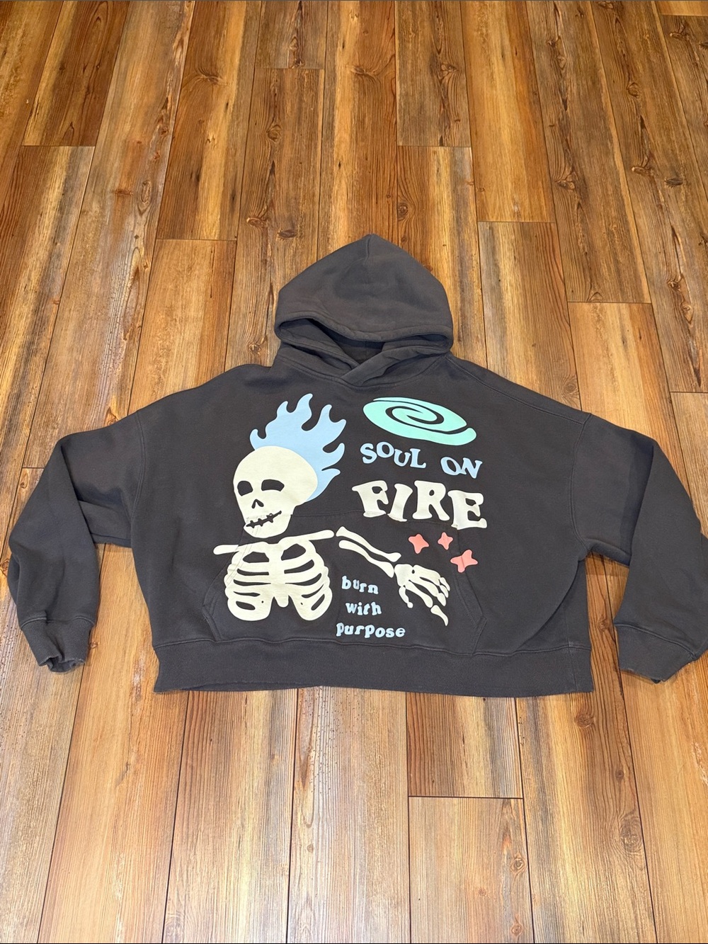 Soul On Fire Graphic Cropped Hoodie Sweatshirt - Charcoal Size Medium
